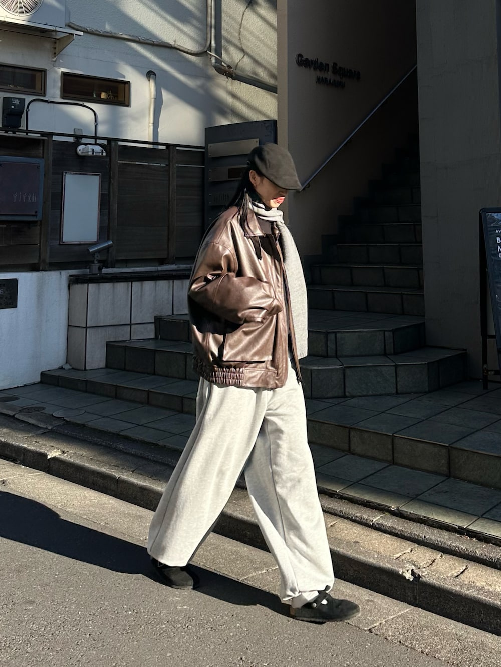 ホワイト系のTシャツ/カットソー、ブラック系のスウェット、グレー系のスウェットパンツを着用したレディースの冬コーディネートの3枚目の写真