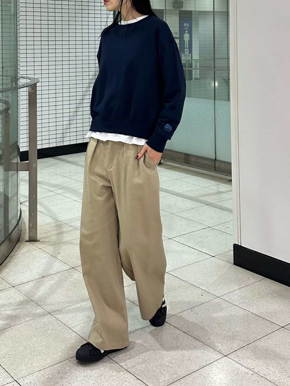 ブルー系のスウェット、ベージュ系のその他パンツ、ホワイト系のTシャツ/カットソーを着用したレディースの冬コーディネートの2枚目の写真