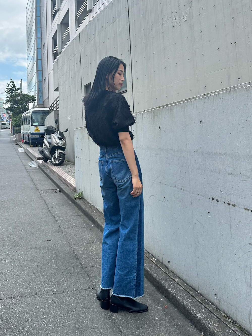 ブルー系のデニムパンツ、ブラック系のシャツ/ブラウス、シルバー系のネックレスを着用したレディースの夏コーディネートの2枚目の写真