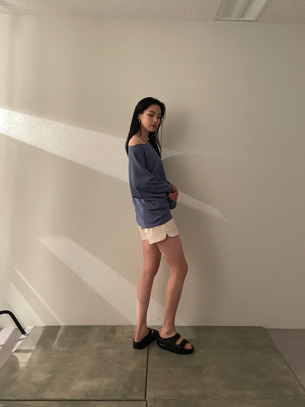 「水着コーデ、ラッシュガード、日焼け対策、スイムウェア、骨格ストレート、黒髪女子、黒髪ミディアム」｜「COLONY 2139の厚底EVAサンダル（サンダル、ブラック系）」を使った、MISAKIさん（レディース・174cm）の春コーディネートの2枚目の写真