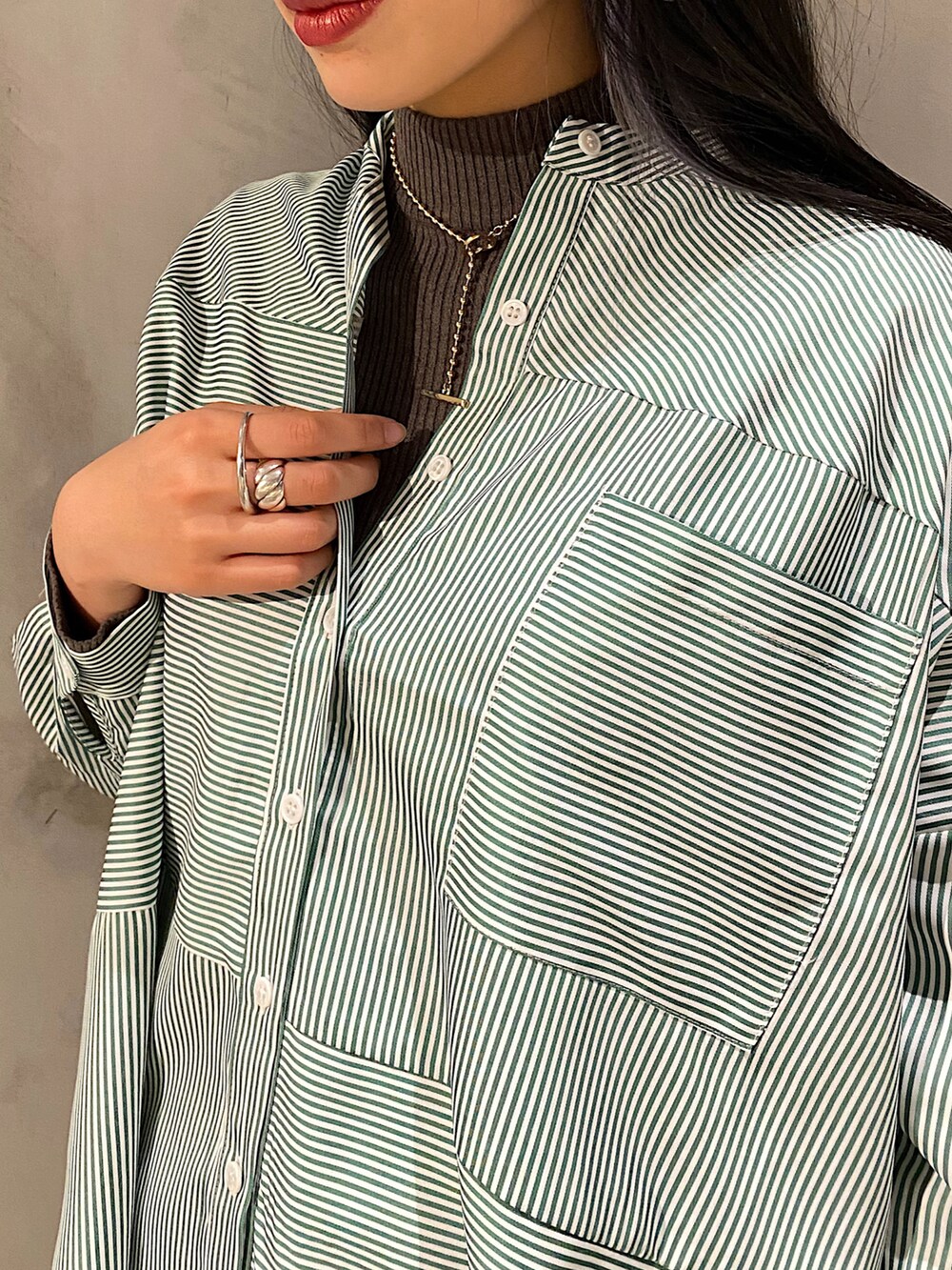 ブラック系のボストンバッグ、ブラック系のブーツ、ブラック系のその他パンツを着用したレディースの冬コーディネートの3枚目の写真