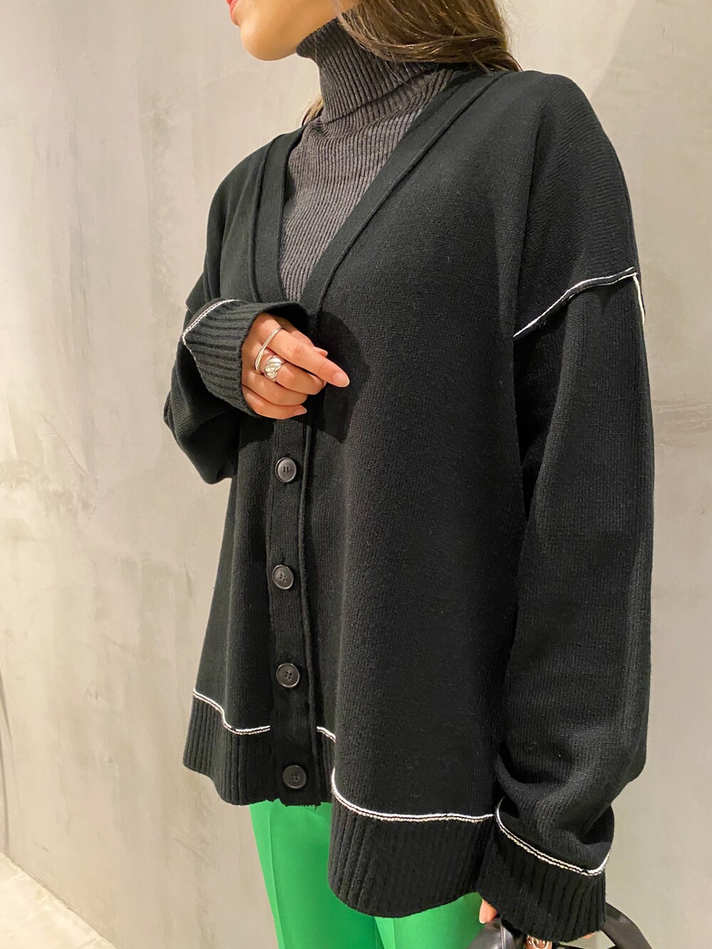 グリーン系のその他パンツ、ブラック系のショルダーバッグ、グレー系のブルゾンを着用したレディースの冬コーディネートの3枚目の写真