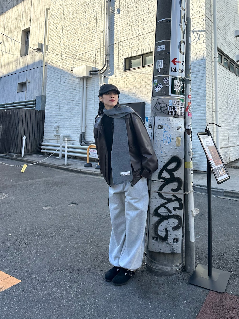 ホワイト系のTシャツ/カットソー、ブラック系のスウェット、グレー系のスウェットパンツを着用したレディースの冬コーディネートの2枚目の写真