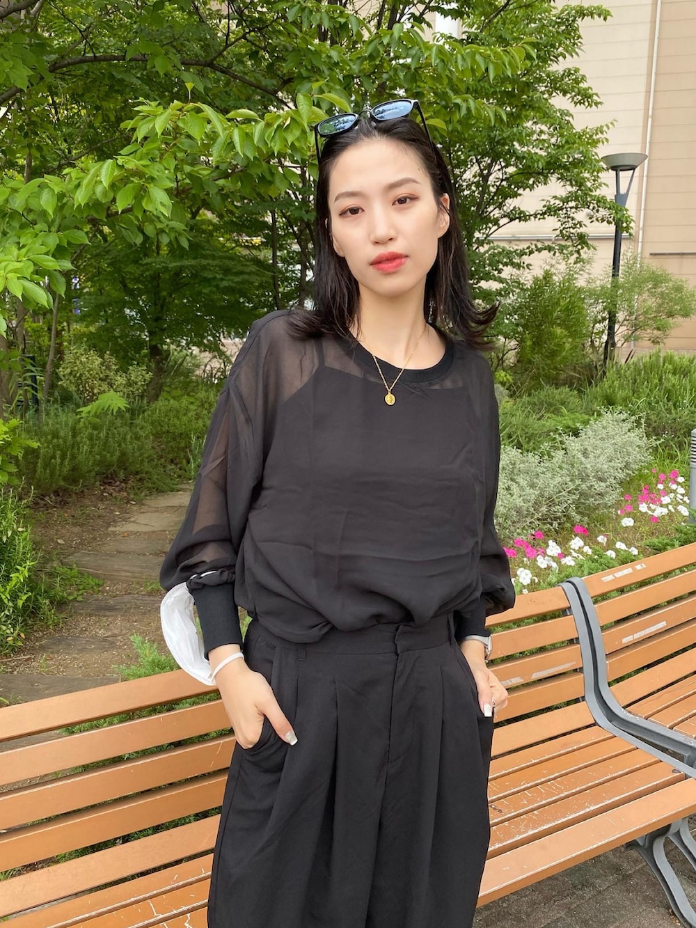 ホワイト系のその他パンツ、ブラック系のTシャツ/カットソー、ブルー系のサングラスを着用したレディースの秋コーディネートの3枚目の写真