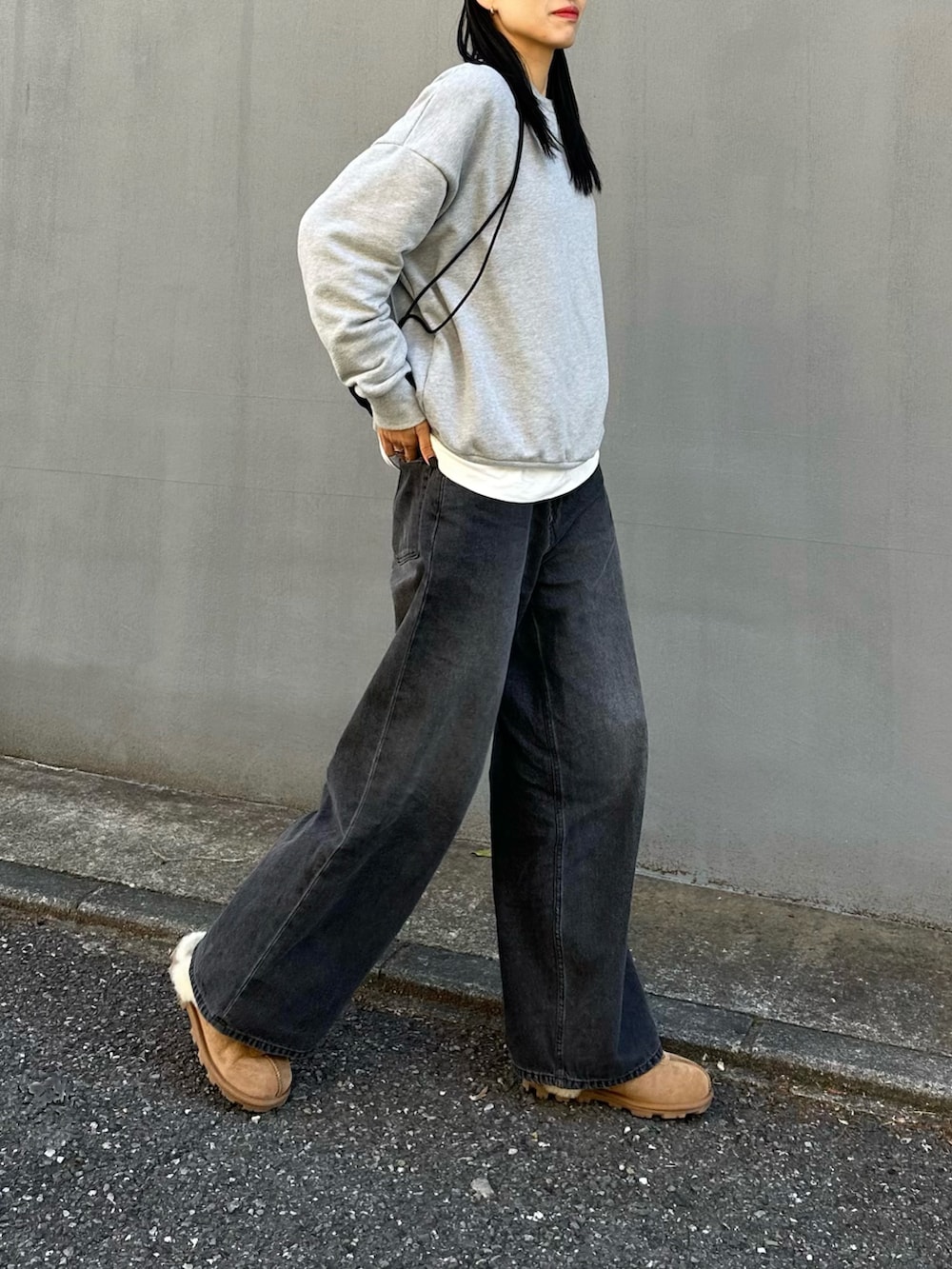 ブラック系のデニムパンツ、ブラック系のバックパック/リュックを着用したレディースの秋コーディネートの2枚目の写真