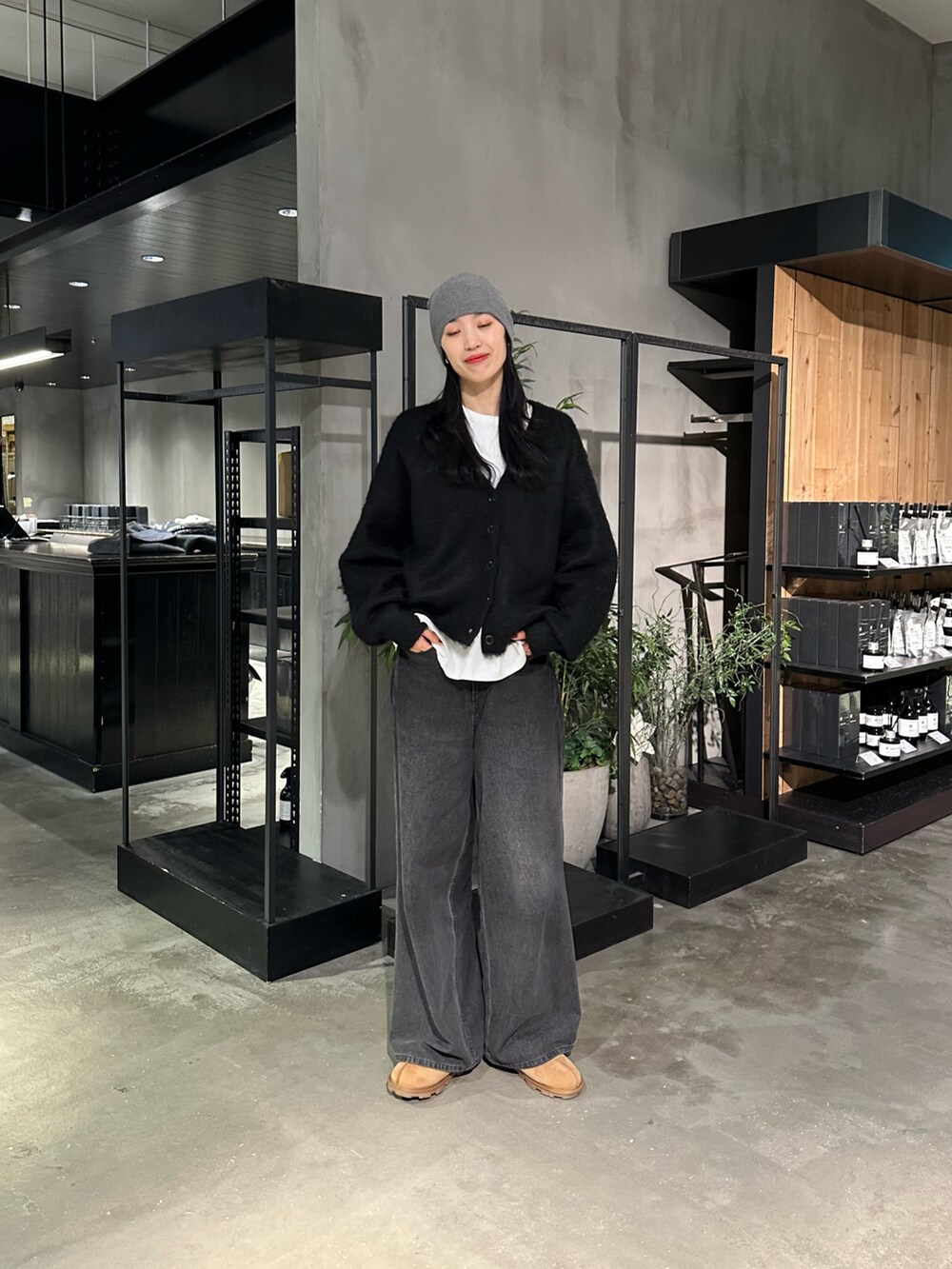 「冬コーデ、カジュアルスタイル、韓国ファッション、ワイドデニム、ビーニー、ニット帽」｜「COLONY 2139のモヘアタッチカーディガン（カーディガン/ボレロ、ブラック系）」を使った、MISAKIさん（レディース・174cm）の冬コーディネートの4枚目の写真