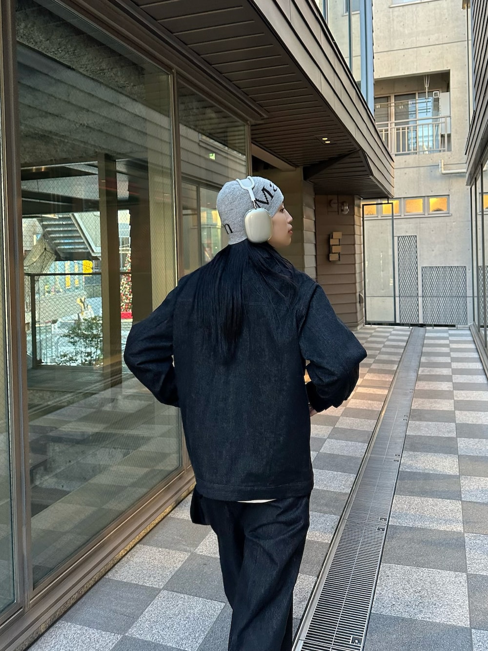 ブラック系のデニムジャケット、ブラック系のデニムパンツを着用したレディースの春コーディネートの4枚目の写真