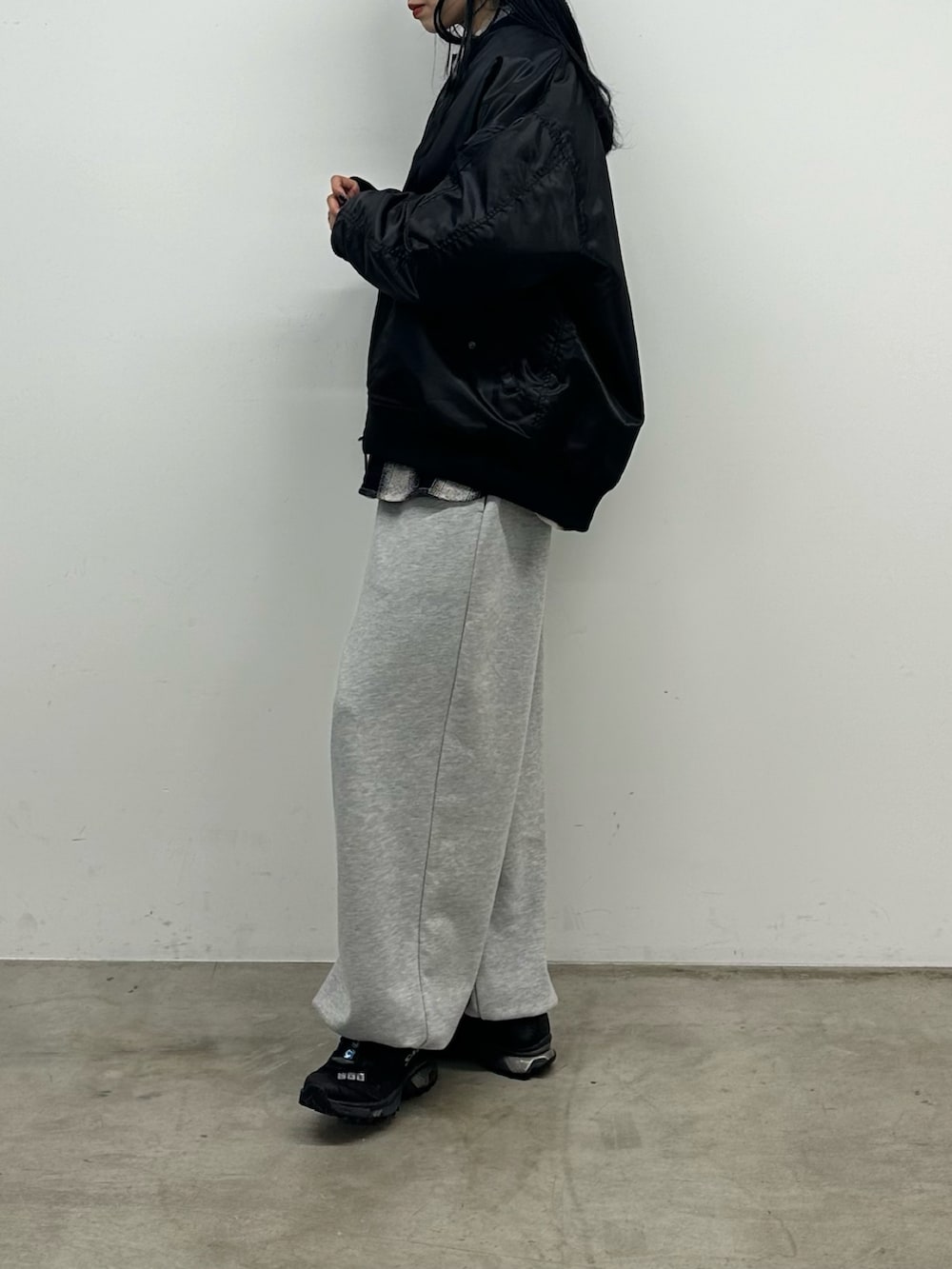 ブラック系のトップス、ブラック系のMA-1、グレー系のスウェットパンツを着用したレディースの秋コーディネートの2枚目の写真