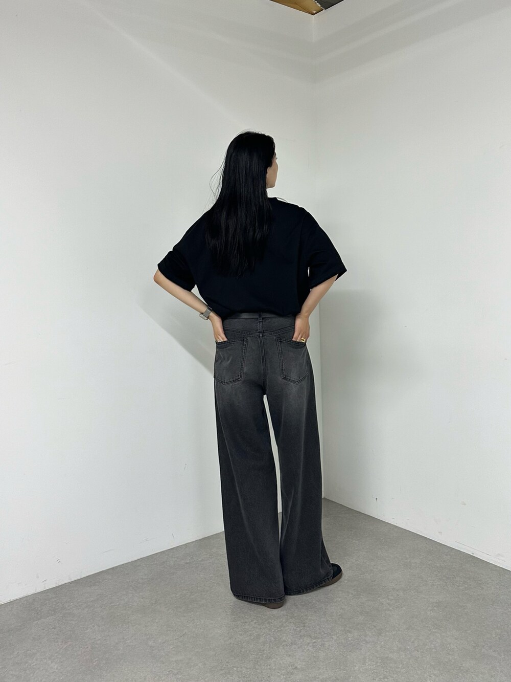 ブラック系のデニムパンツ、ブラック系のTシャツ/カットソーを着用したレディースの夏コーディネートの2枚目の写真