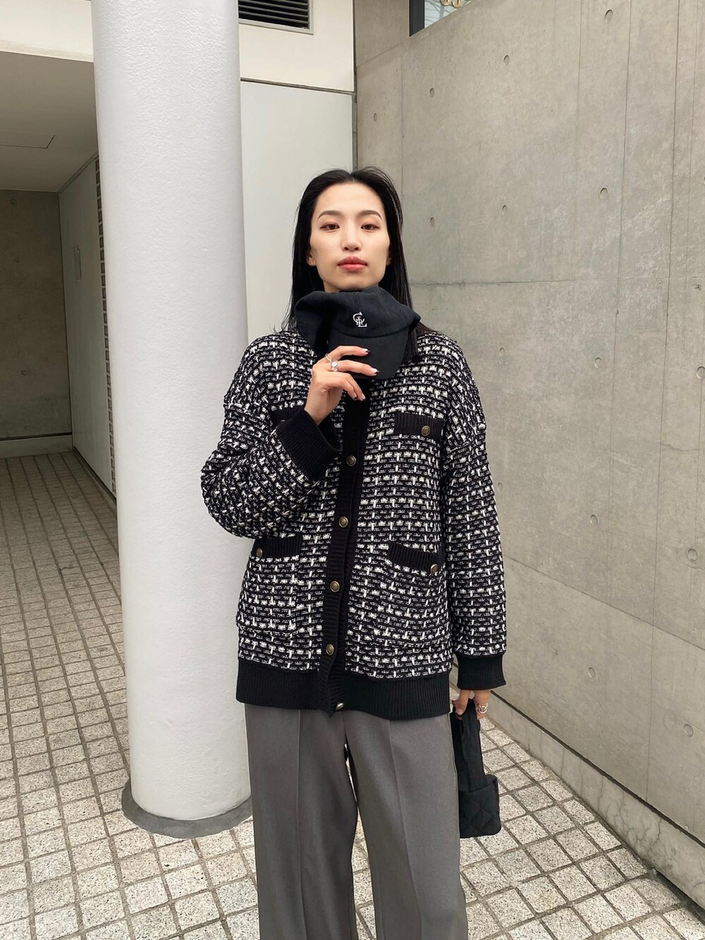 「大人カジュアル、休日コーデ、秋コーデ、ツイードカーディガン、韓国っぽ、カジュアルコーディネート、キルティングバッグ、グレーパンツ、トレンドコーデ、コロニー2139、インスタやってます、いいね、save、フォローお願いします🤑、高身長女子」｜「Chuck Taylorのアイテム（スニーカー、ブラック系）」を使った、MISAKIさん（レディース・174cm）の秋コーディネートの2枚目の写真