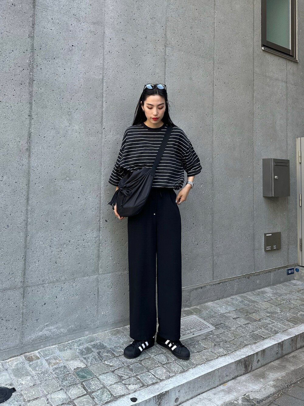 ブラック系のその他パンツを着用したレディースの春コーディネートの2枚目の写真