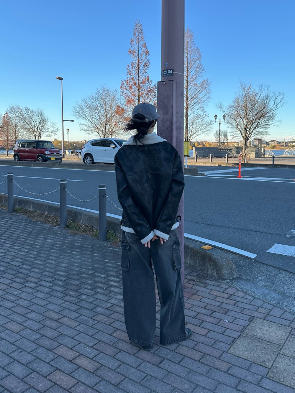 ブラック系のデニムパンツ、ブラック系のムートンコートを着用したレディースの冬コーディネートの4枚目の写真