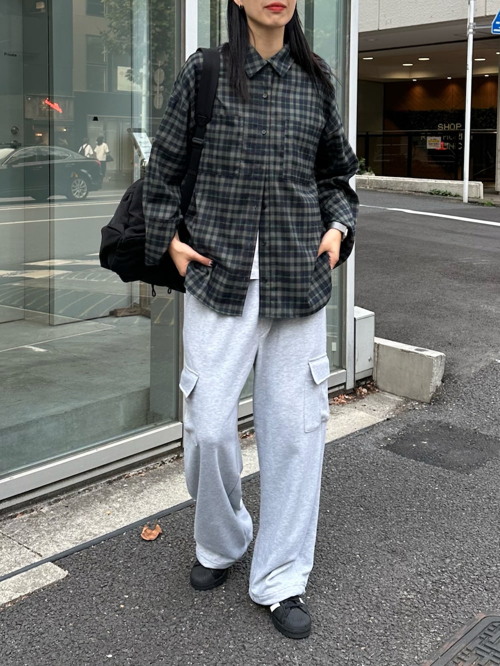 グレー系のカーゴパンツ、ブラック系のショルダーバッグ、ブルー系のシャツ/ブラウスを着用したレディースの秋コーディネートの3枚目の写真