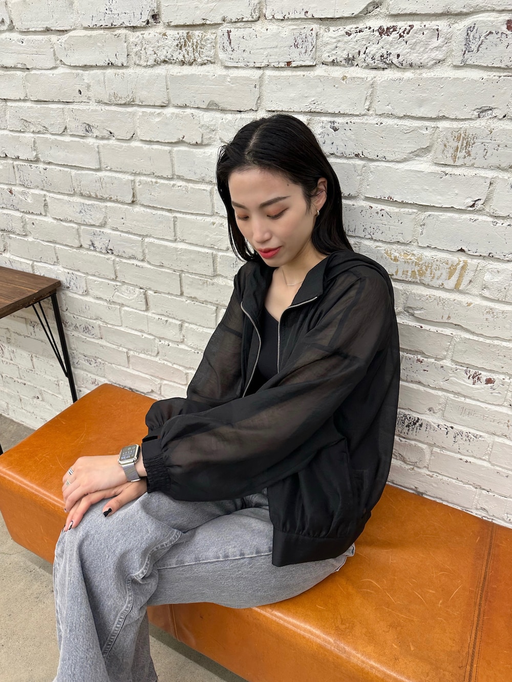 ブラック系のデニムパンツ、ブラック系のキャミソール、ブラック系のシャツ/ブラウスを着用したレディースの春コーディネートの3枚目の写真