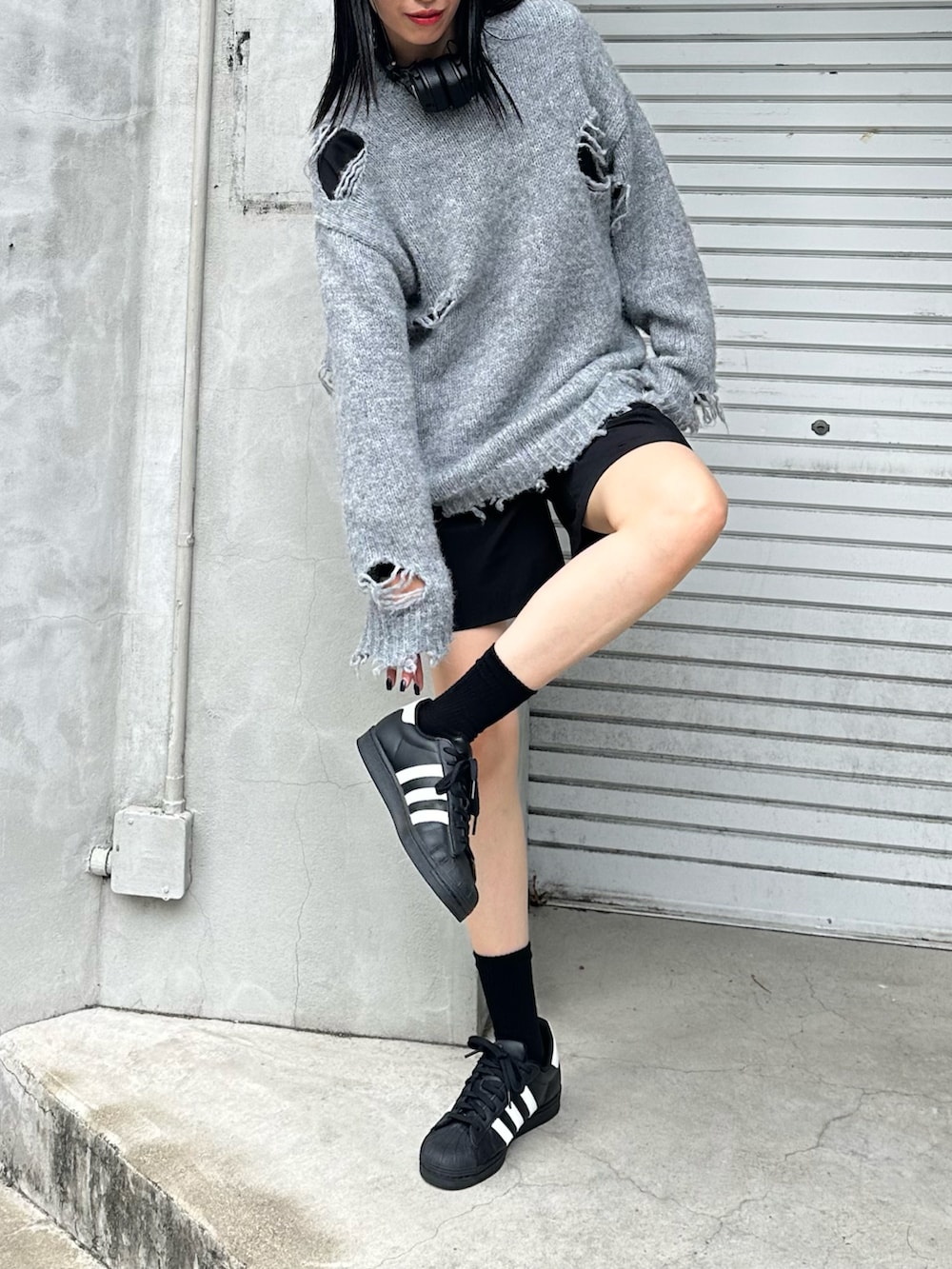グレー系のニット/セーターを着用したレディースの秋コーディネートの3枚目の写真
