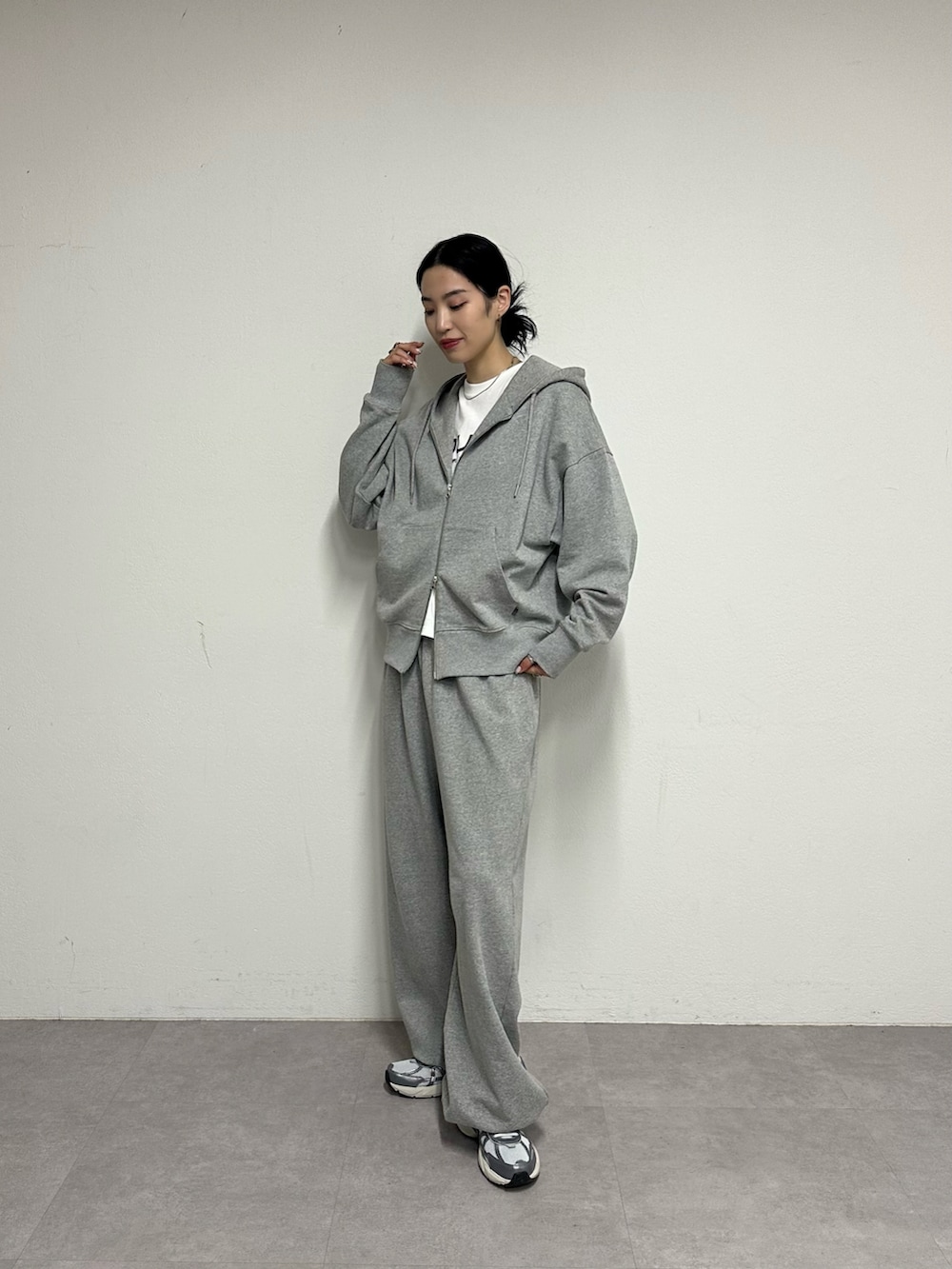 グレー系のスウェットパンツ、グレー系のパーカーを着用したレディースの春コーディネートの2枚目の写真