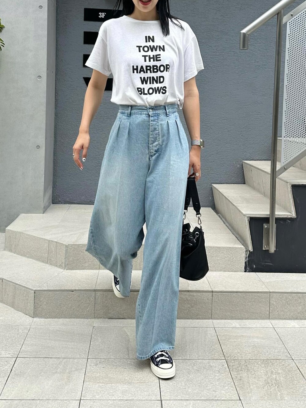 ホワイト系のTシャツ/カットソーを着用したレディースの夏コーディネートの3枚目の写真