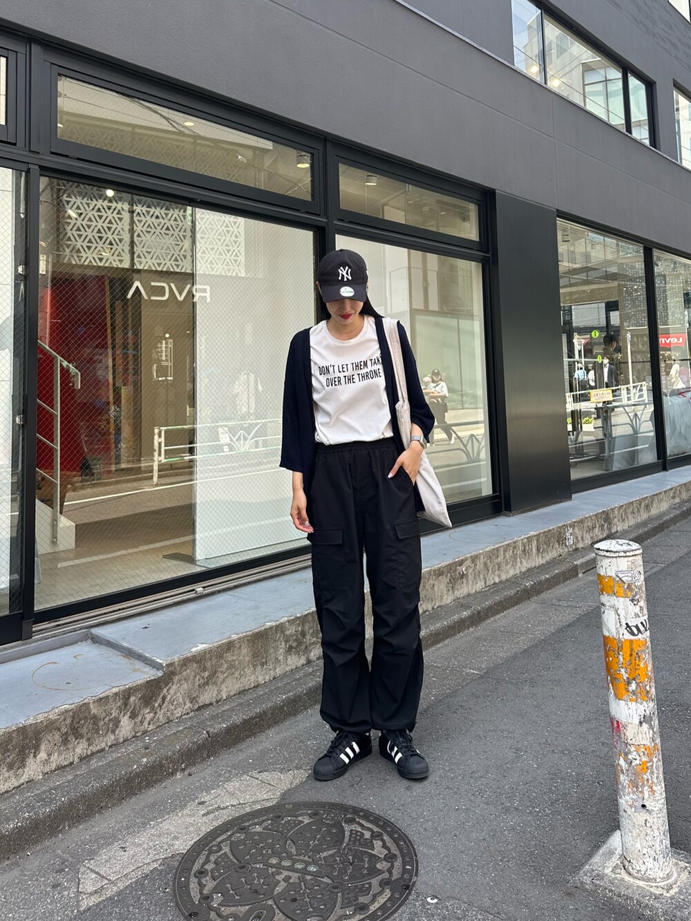 ブルー系のカーディガン/ボレロ、ホワイト系のタンクトップを着用したレディースの春コーディネートの2枚目の写真