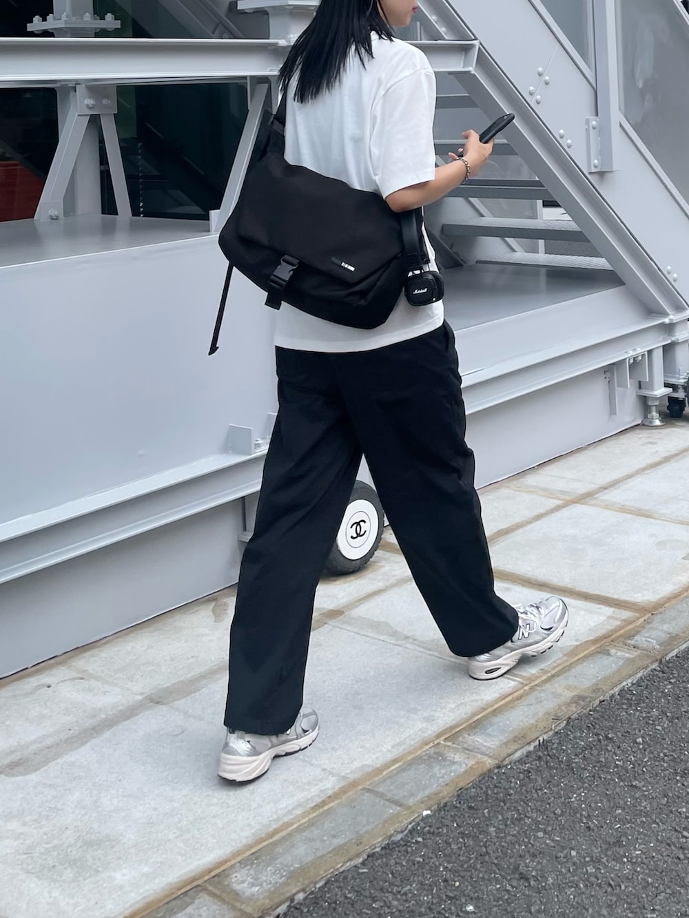 ブラック系のその他パンツ、ブラック系のメッセンジャーバッグを着用したレディースの夏コーディネートの3枚目の写真