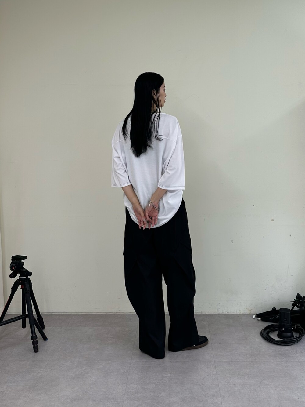 ホワイト系のTシャツ/カットソー、ブラック系のその他パンツを着用したレディースの夏コーディネートの4枚目の写真
