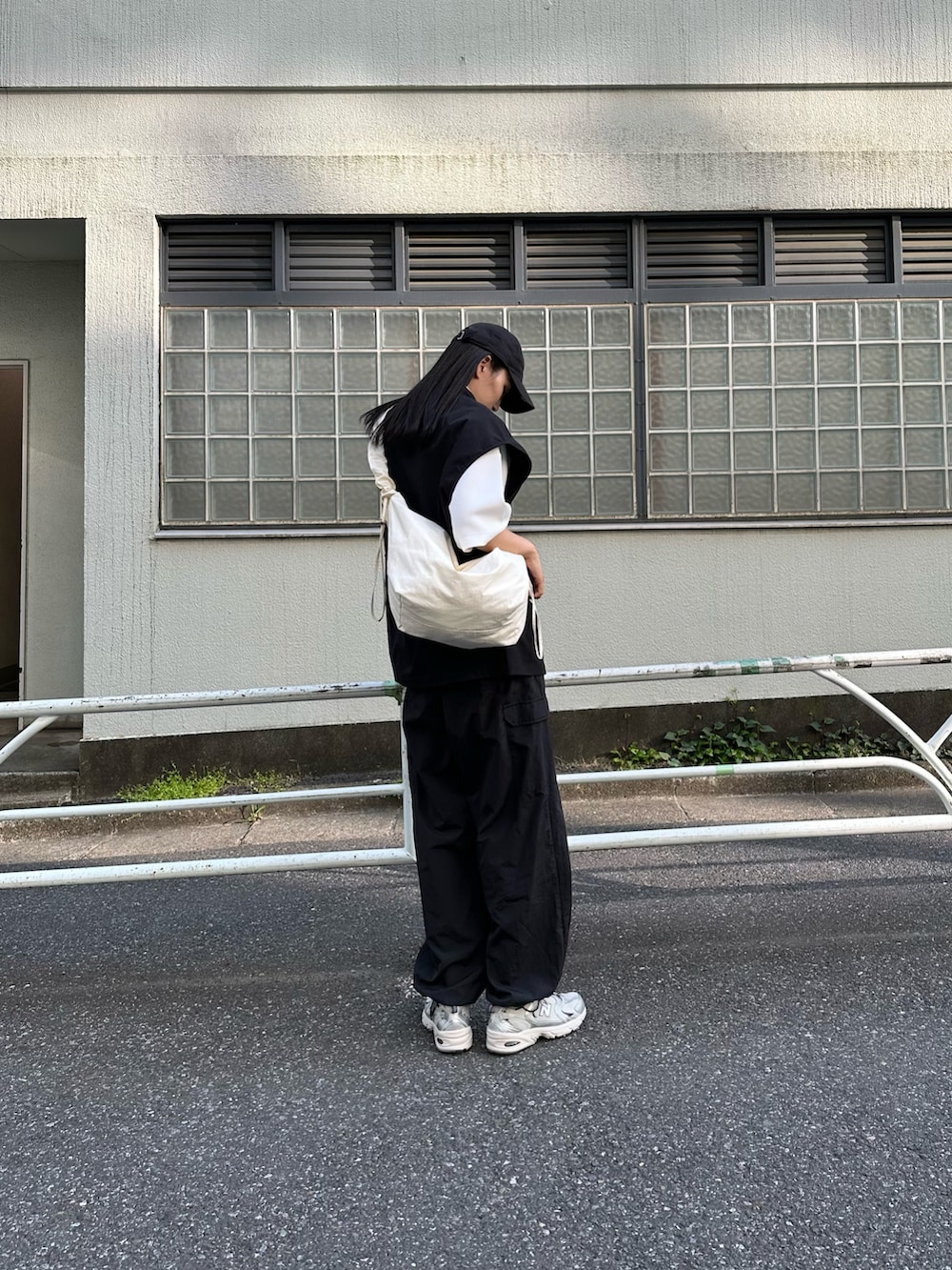 MISAKIさんの「ワイドカーゴパンツ（COLONY 2139）」を使ったコーディネートの3枚目の写真