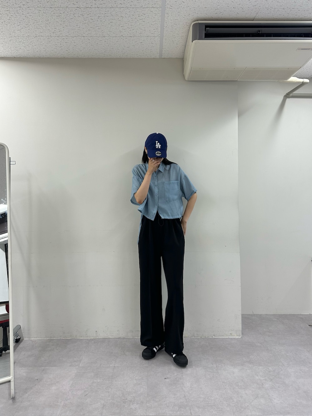 ブルー系のシャツ/ブラウス、ブラック系のその他パンツ、ブラック系のキャミソールを着用したレディースの夏コーディネートの2枚目の写真