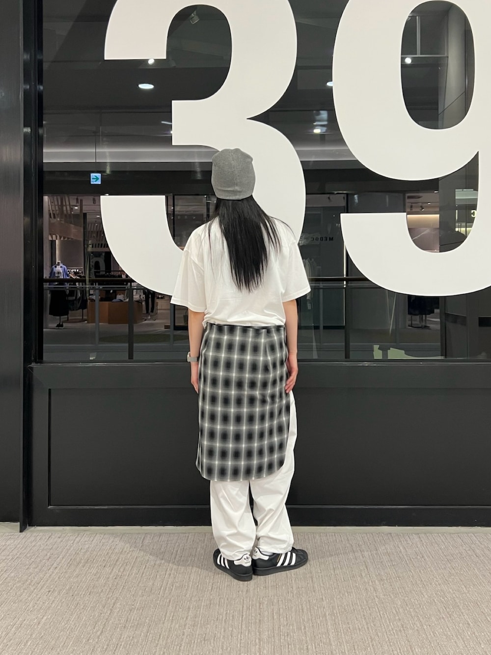 「春めき満開コーデ、パンツコーデ、ラフコーデ、オールホワイト、チェックシャツ」｜「COLONY 2139のストレッチバルーンパンツ（その他パンツ、ホワイト系）」を使った、MISAKIさん（レディース・174cm）の春コーディネートの3枚目の写真
