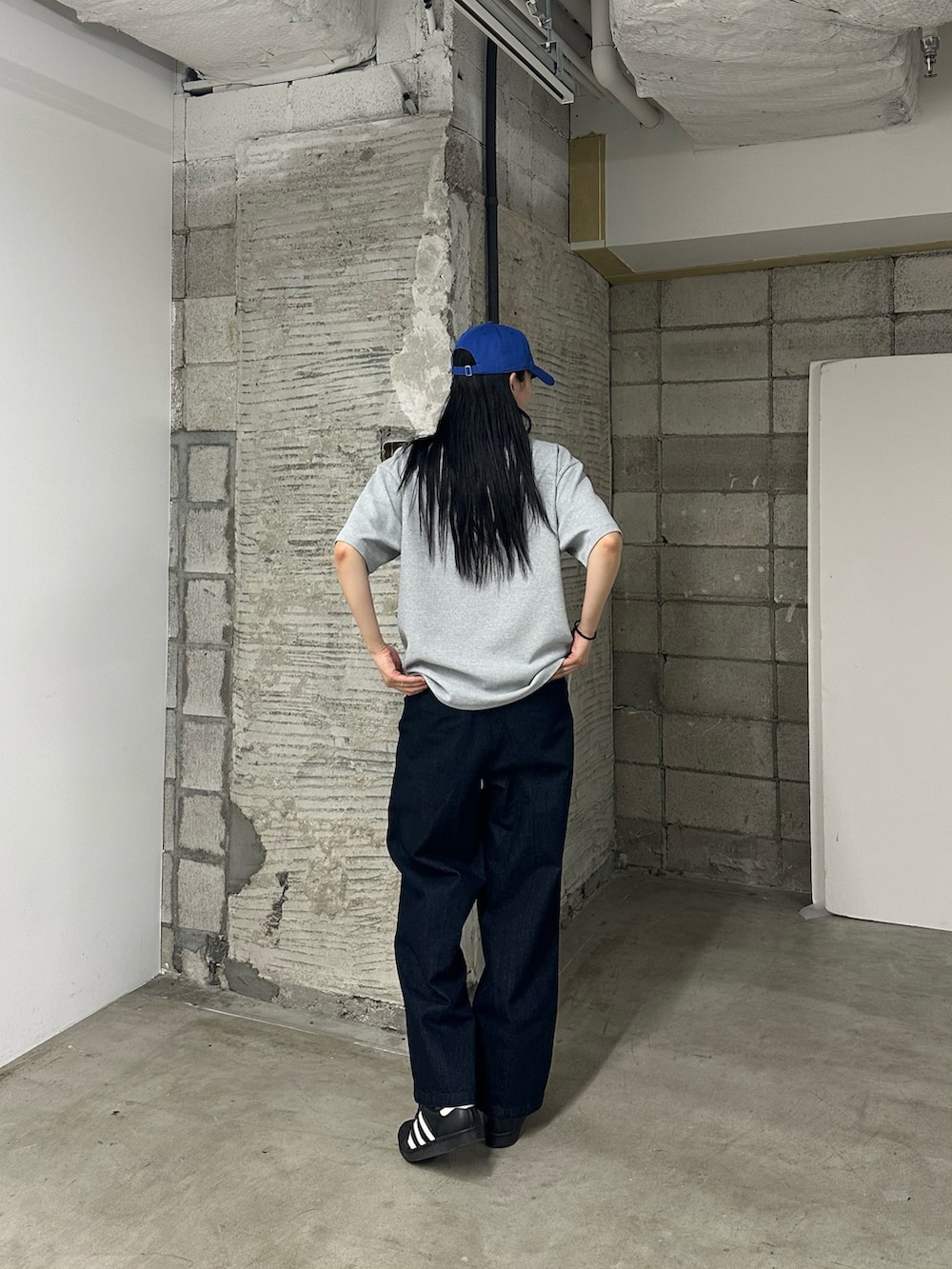 ブルー系のデニムパンツ、グレー系のTシャツ/カットソーを着用したレディースの春コーディネートの3枚目の写真