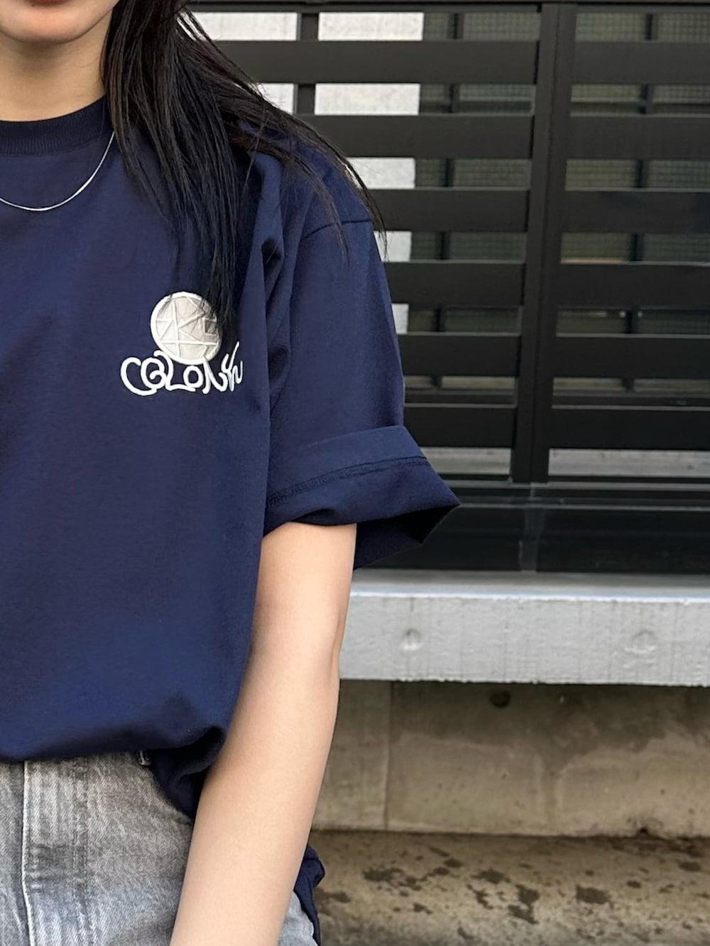 ブルー系のTシャツ/カットソー、グレー系のサングラスを着用したレディースの春コーディネートの2枚目の写真