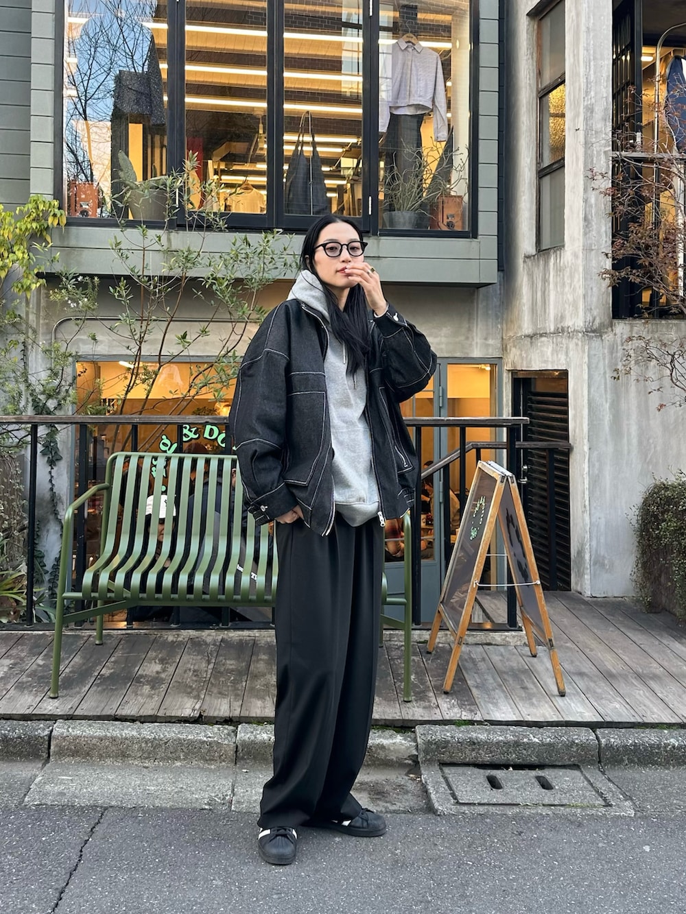 グレー系のパーカーを着用したレディースの春コーディネートの2枚目の写真