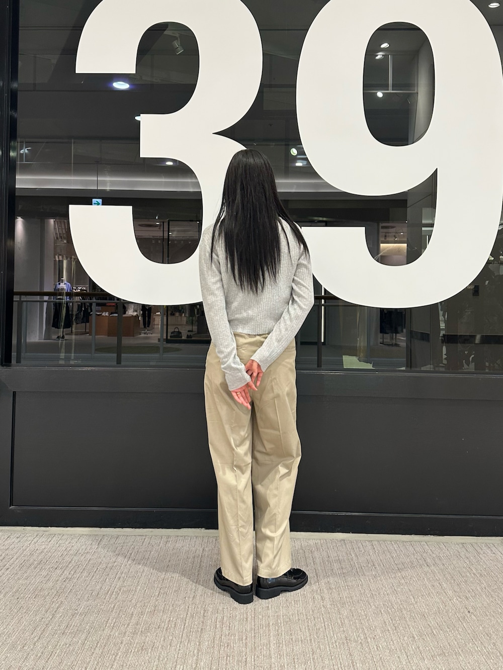 グレー系のカーディガン/ボレロ、ホワイト系のキャミソール、ベージュ系のチノパンツを着用したレディースの春コーディネートの3枚目の写真