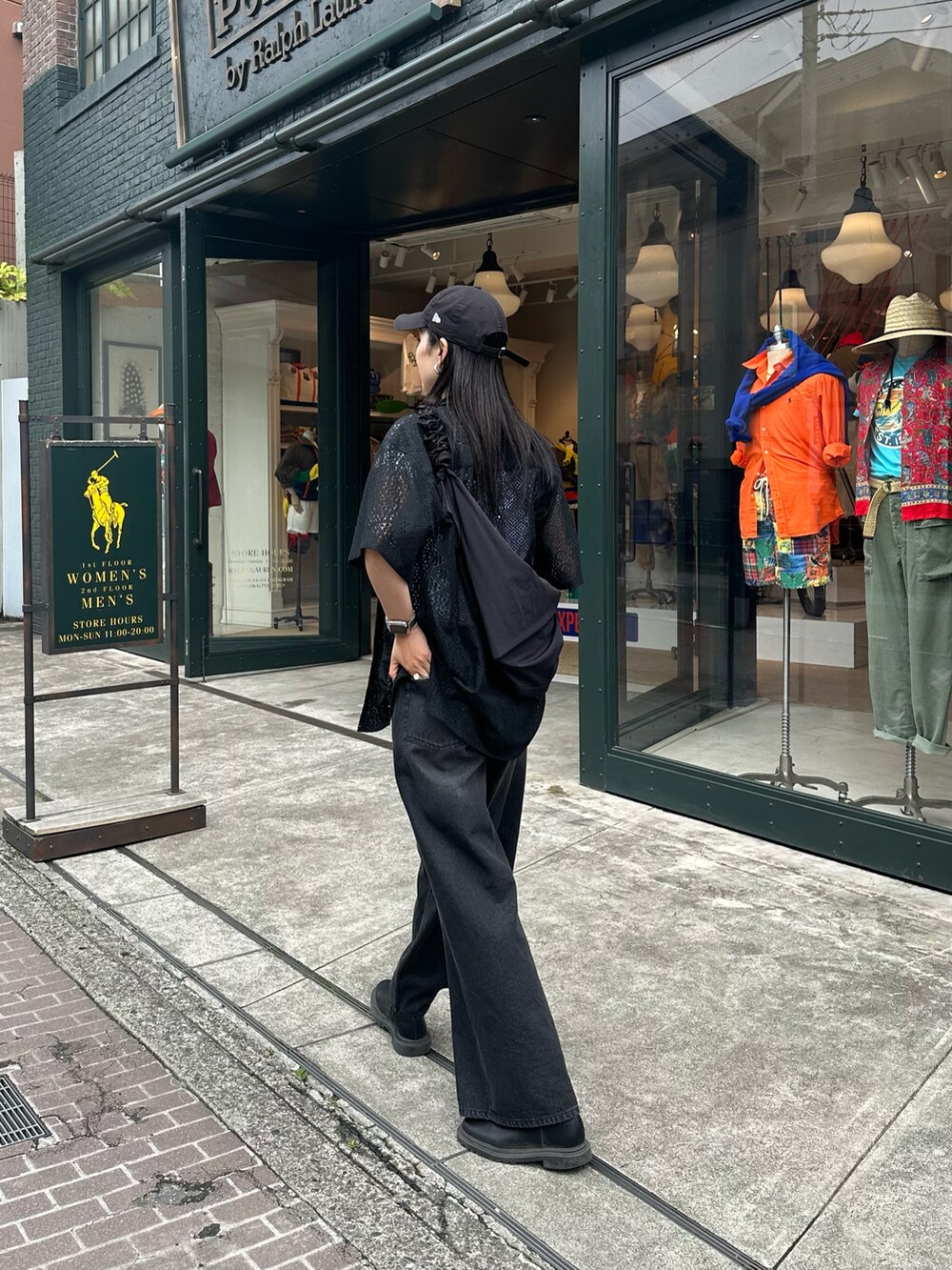 ブラック系のデニムパンツ、ブラック系のシャツ/ブラウス、ブラック系のショルダーバッグを着用したレディースの春コーディネートの2枚目の写真