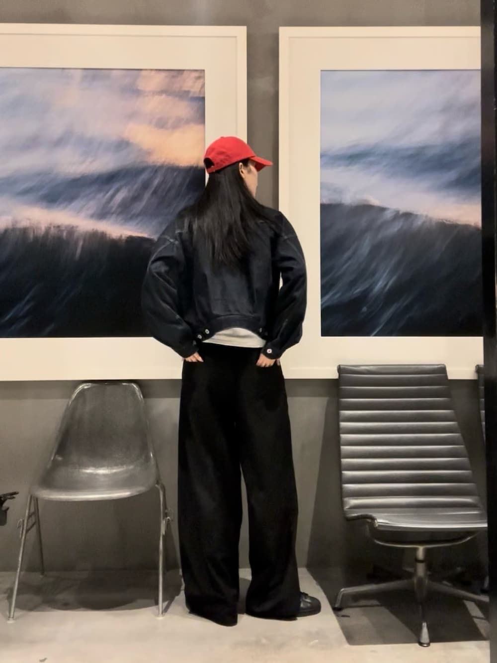 ブラック系のスラックス、ブルー系のデニムジャケット、ホワイト系のTシャツ/カットソーを着用したレディースの春コーディネートの3枚目の写真