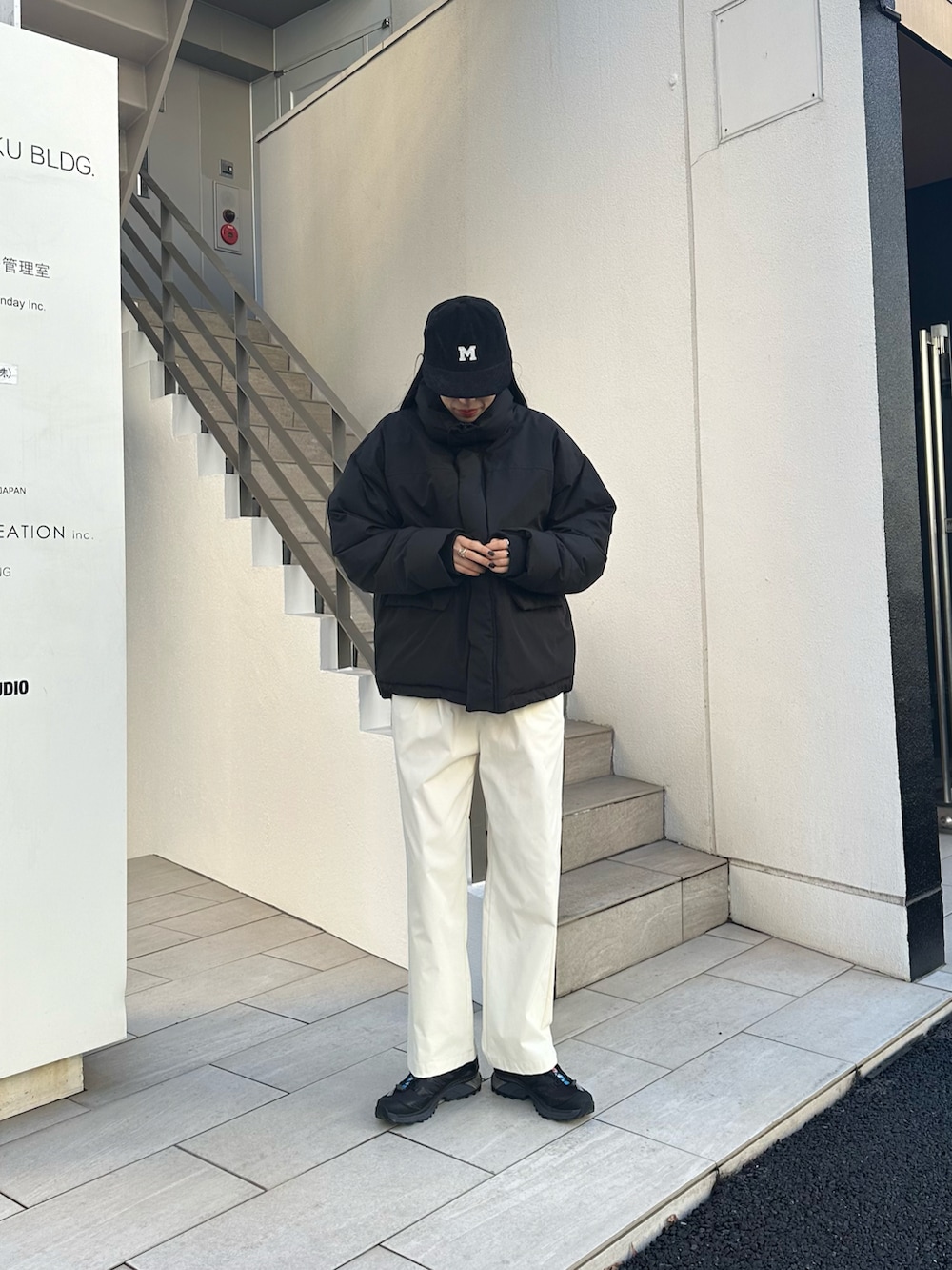 ベージュ系のその他パンツ、ブラック系のダウンジャケット/コートを着用したレディースの冬コーディネートの2枚目の写真