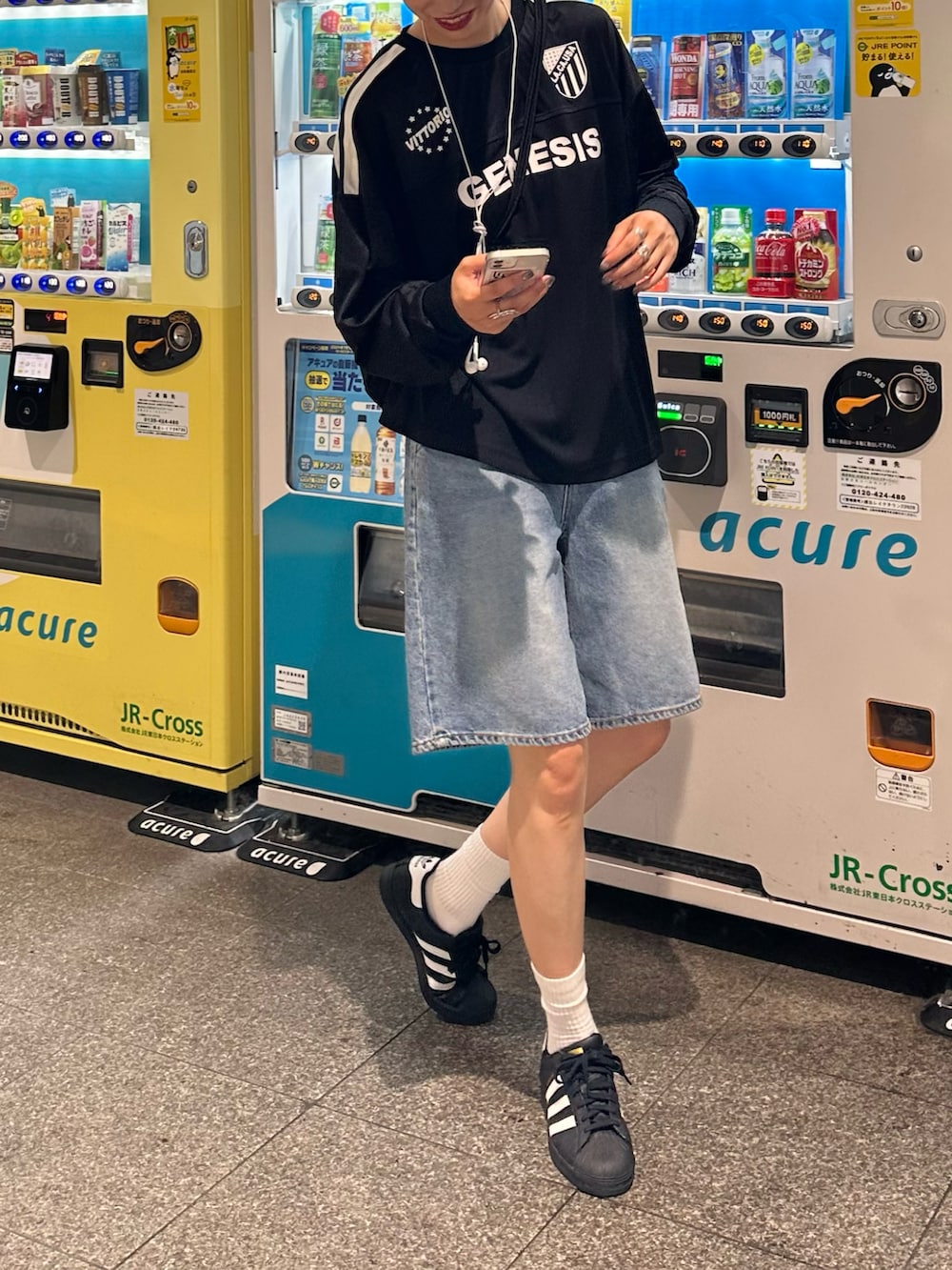 ブラック系のTシャツ/カットソー、ブラック系のバックパック/リュックを着用したレディースの秋コーディネートの3枚目の写真