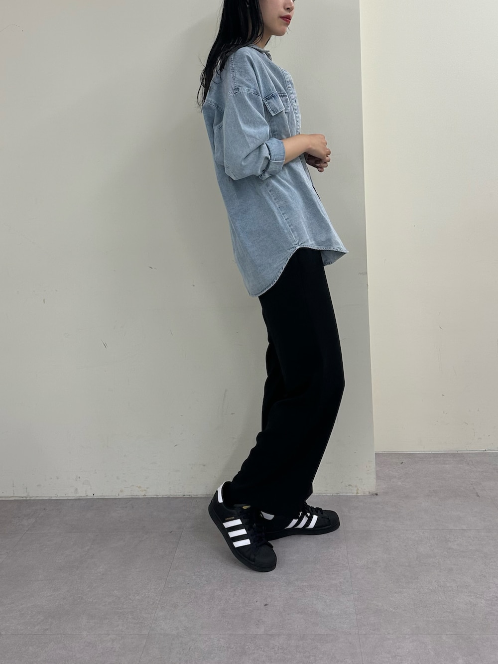 ブラック系のキャミソール、ブルー系のシャツ/ブラウス、ブラック系のその他パンツを着用したレディースの春コーディネートの2枚目の写真