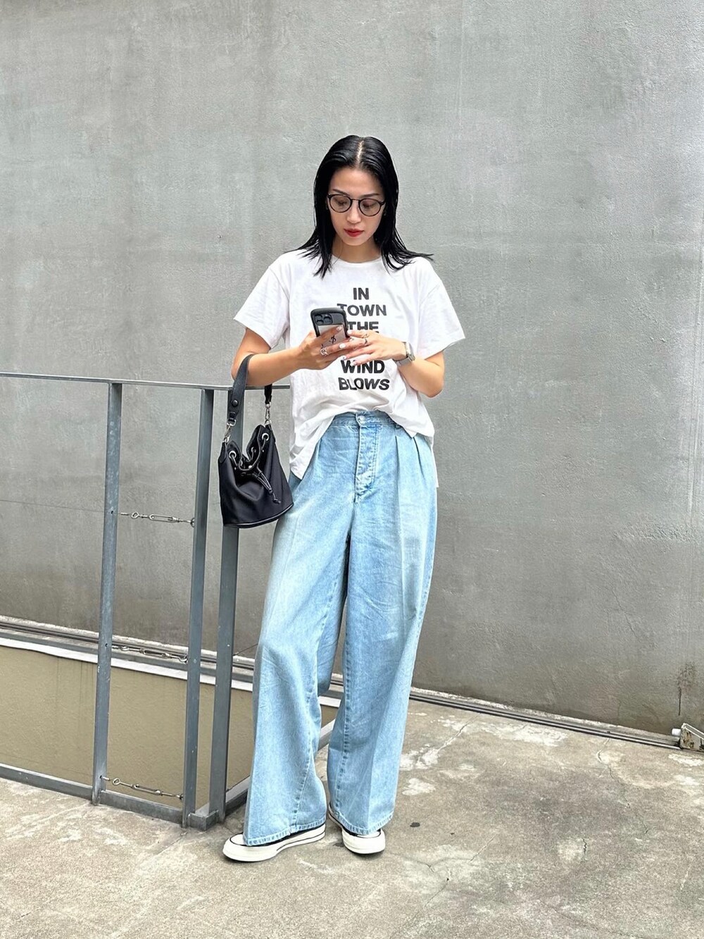 ホワイト系のTシャツ/カットソーを着用したレディースの夏コーディネートの2枚目の写真