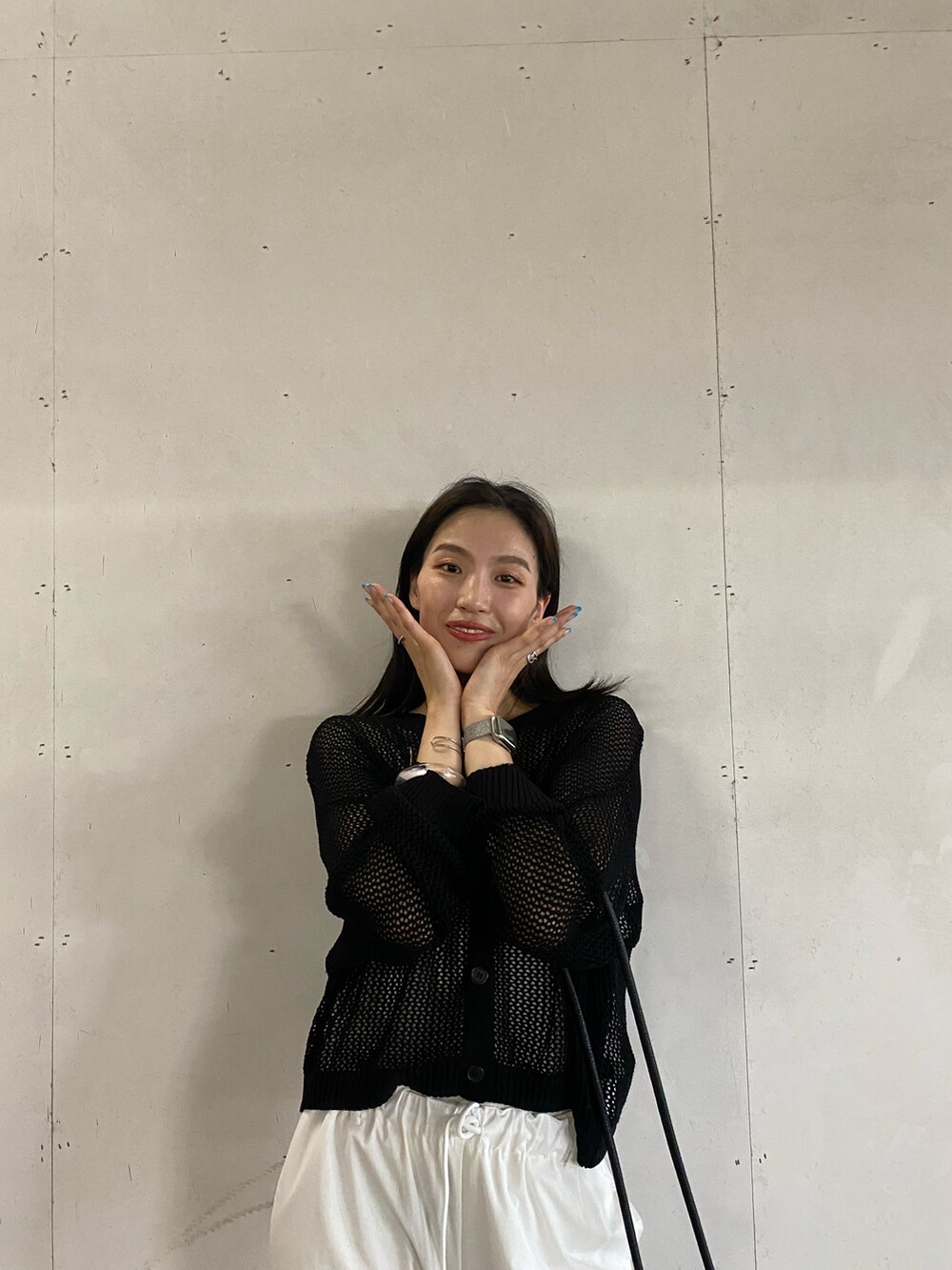 ブラック系のカーディガン/ボレロ、ホワイト系のキャミソール、ホワイト系のその他パンツを着用したレディースの夏コーディネートの2枚目の写真