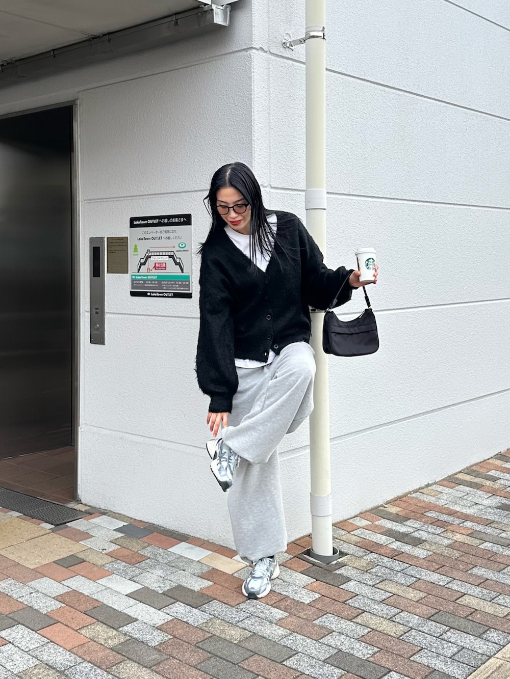 「真冬のあったかスタイル、休日スタイル、大人コーデ、パンツコーデ、シンプルスタイル、スウェットパンツ」｜「COLONY 2139のヘビーウェイトスウェットワイドパンツ（スウェットパンツ、グレー系）」を使った、MISAKIさん（レディース・174cm）の冬コーディネートの4枚目の写真