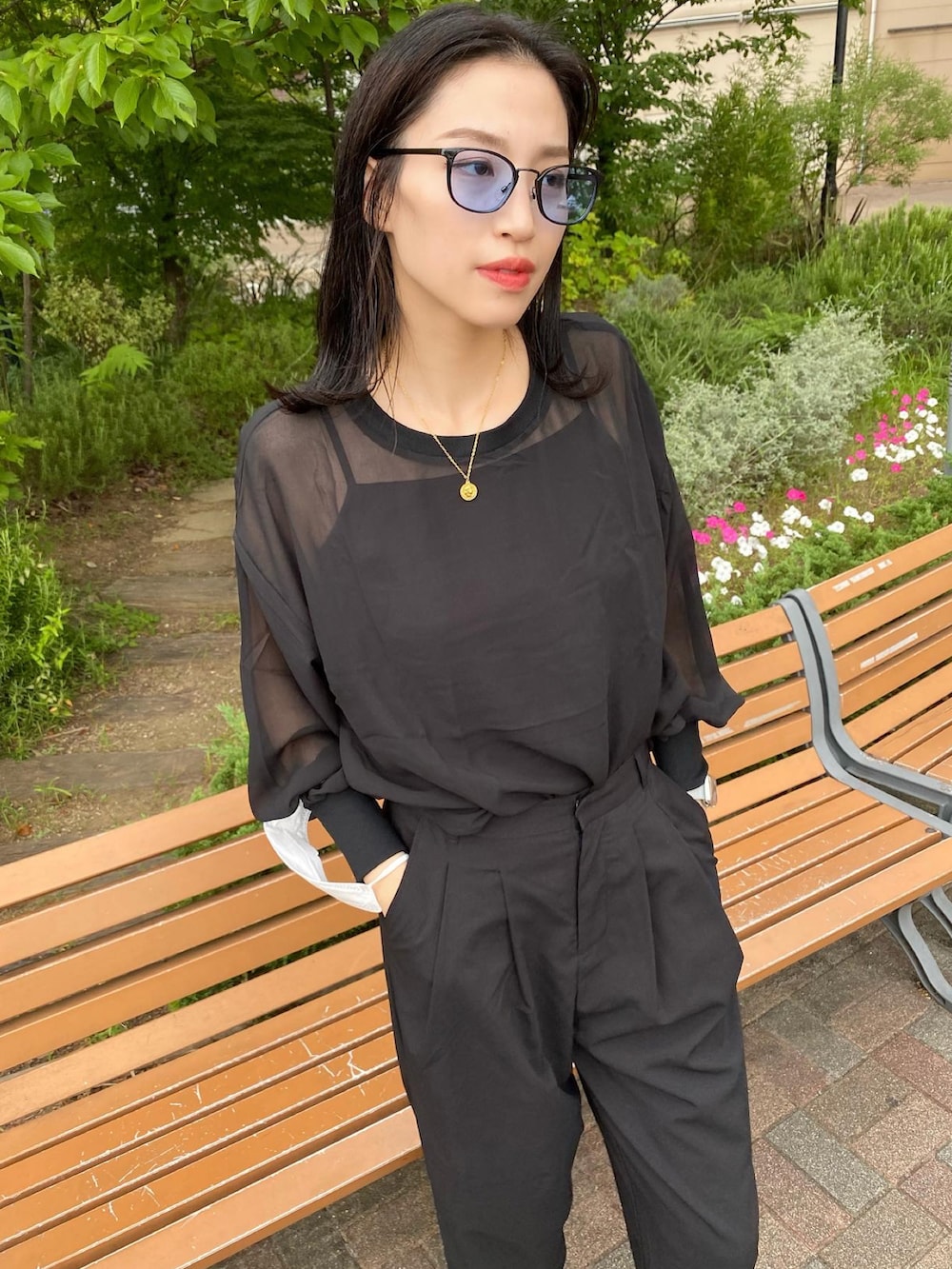 ホワイト系のその他パンツ、ブラック系のTシャツ/カットソー、ブルー系のサングラスを着用したレディースの秋コーディネートの4枚目の写真