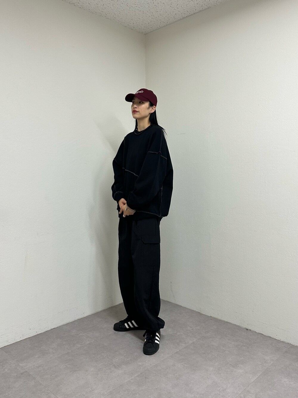 ブラック系のカーゴパンツ、ブラック系のスウェットを着用したレディースの春コーディネートの2枚目の写真