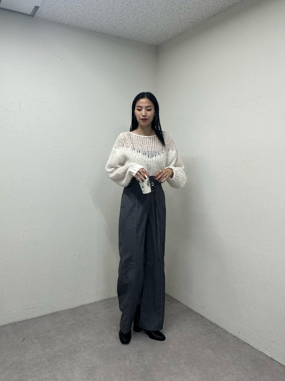 ホワイト系のニット/セーターを着用したレディースの秋コーディネートの2枚目の写真