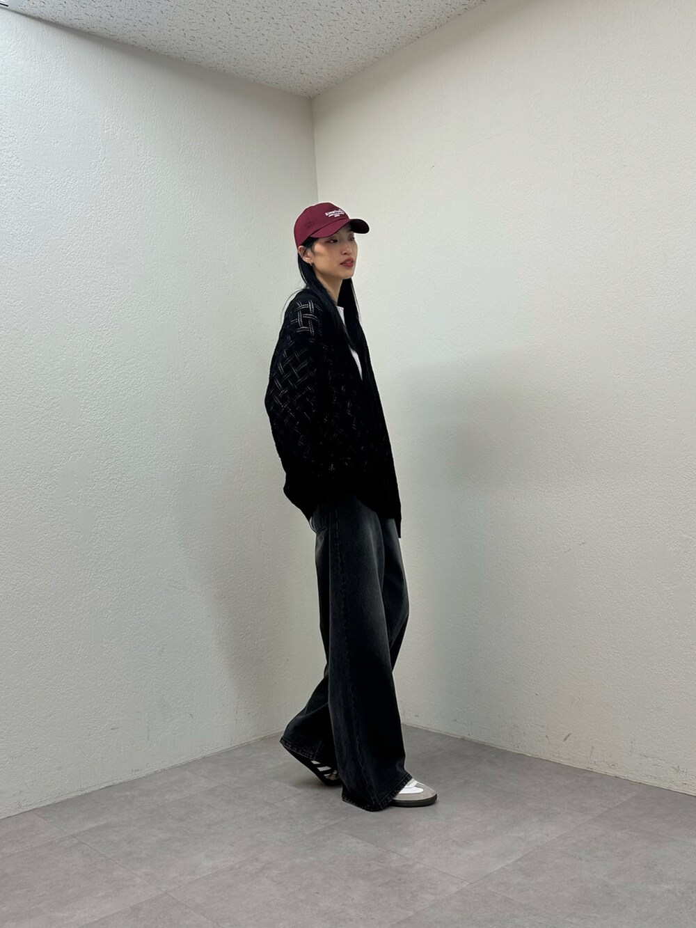 ブラック系のカーディガン/ボレロ、ブラック系のデニムパンツ、ホワイト系のTシャツ/カットソーを着用したレディースの春コーディネートの2枚目の写真