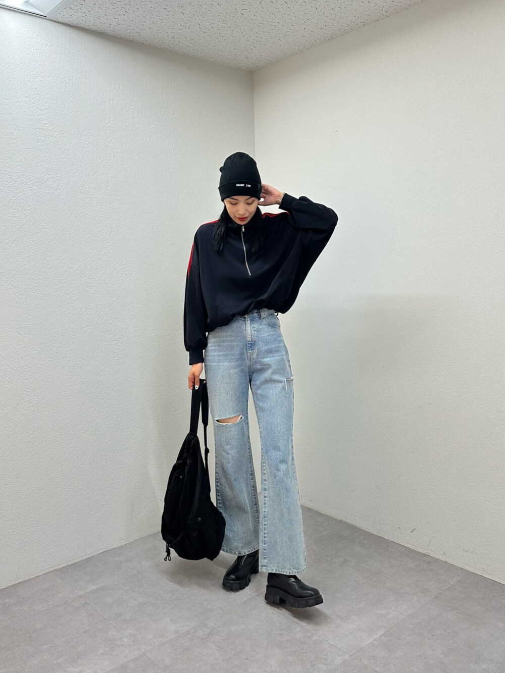 「スポーツミックス、デニム、サイドゴアブーツ、ショルダーバッグ、ダメージデニムパンツ、ニット帽」｜「COLONY 2139のナイロンワンショルダーバッグ（ショルダーバッグ、ブラック系）」を使った、MISAKIさん（レディース・174cm）の夏コーディネートの3枚目の写真