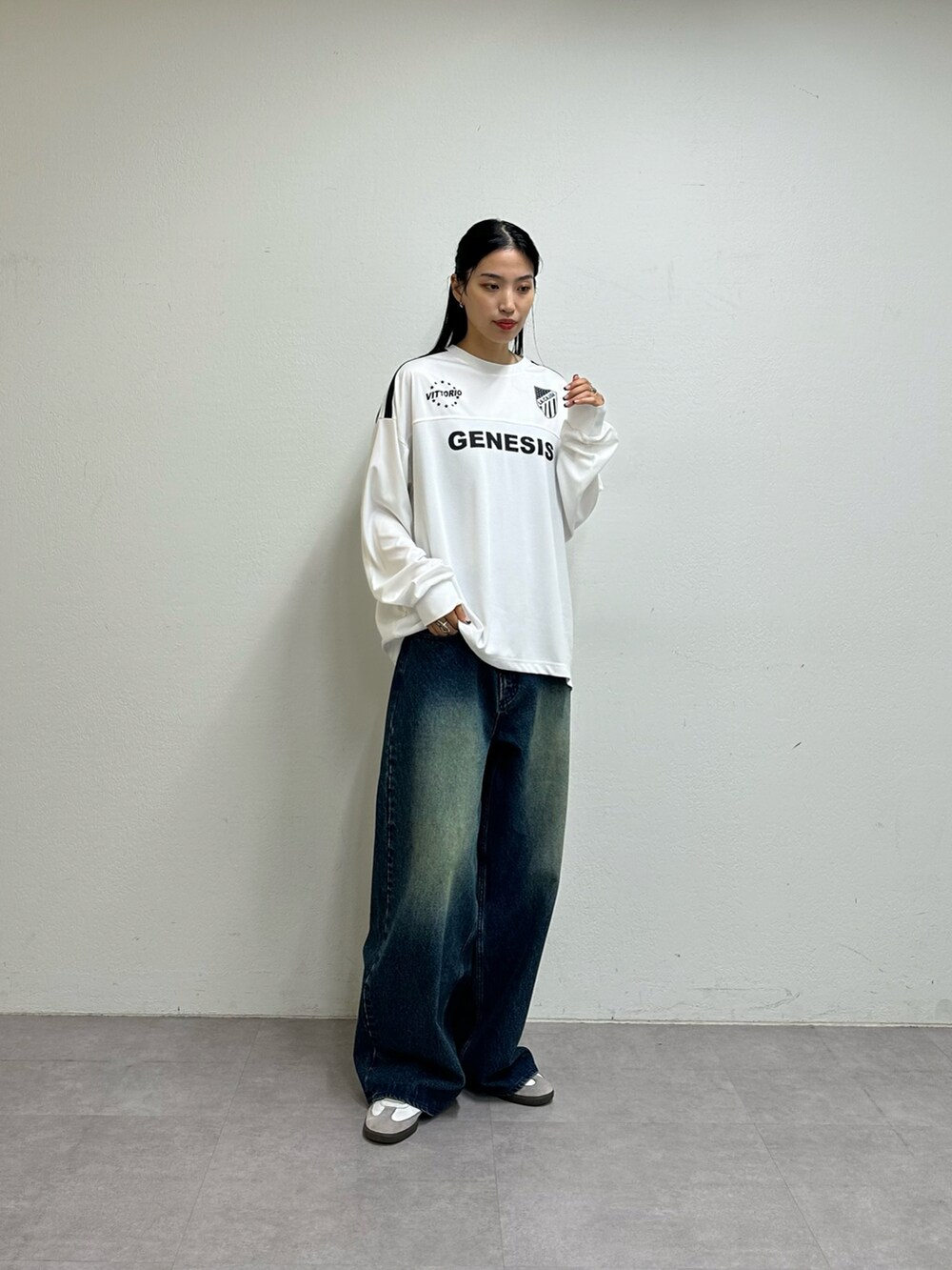 ホワイト系のTシャツ/カットソー、ブルー系のデニムパンツを着用したレディースの夏コーディネートの4枚目の写真