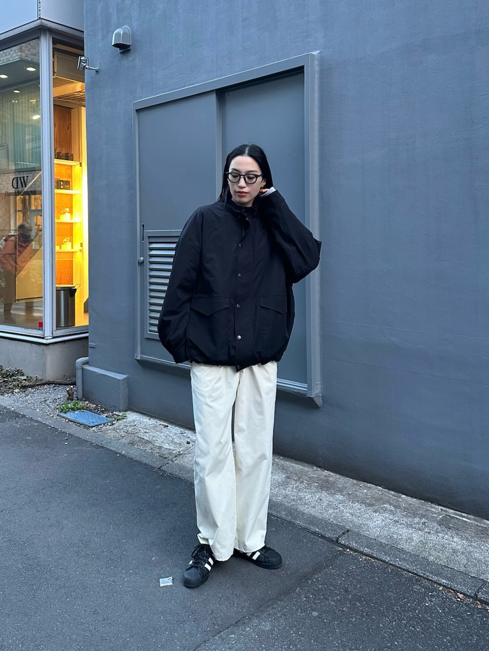 ベージュ系のその他パンツ、ブラック系のブルゾンを着用したレディースの冬コーディネートの2枚目の写真