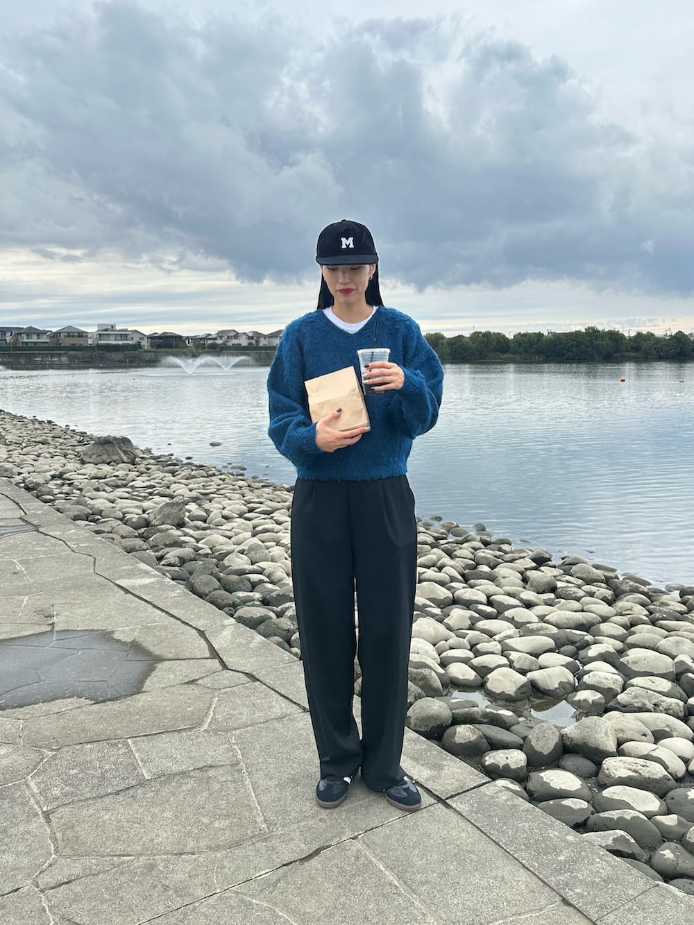 ブルー系のニット/セーターを着用したレディースの秋コーディネートの2枚目の写真