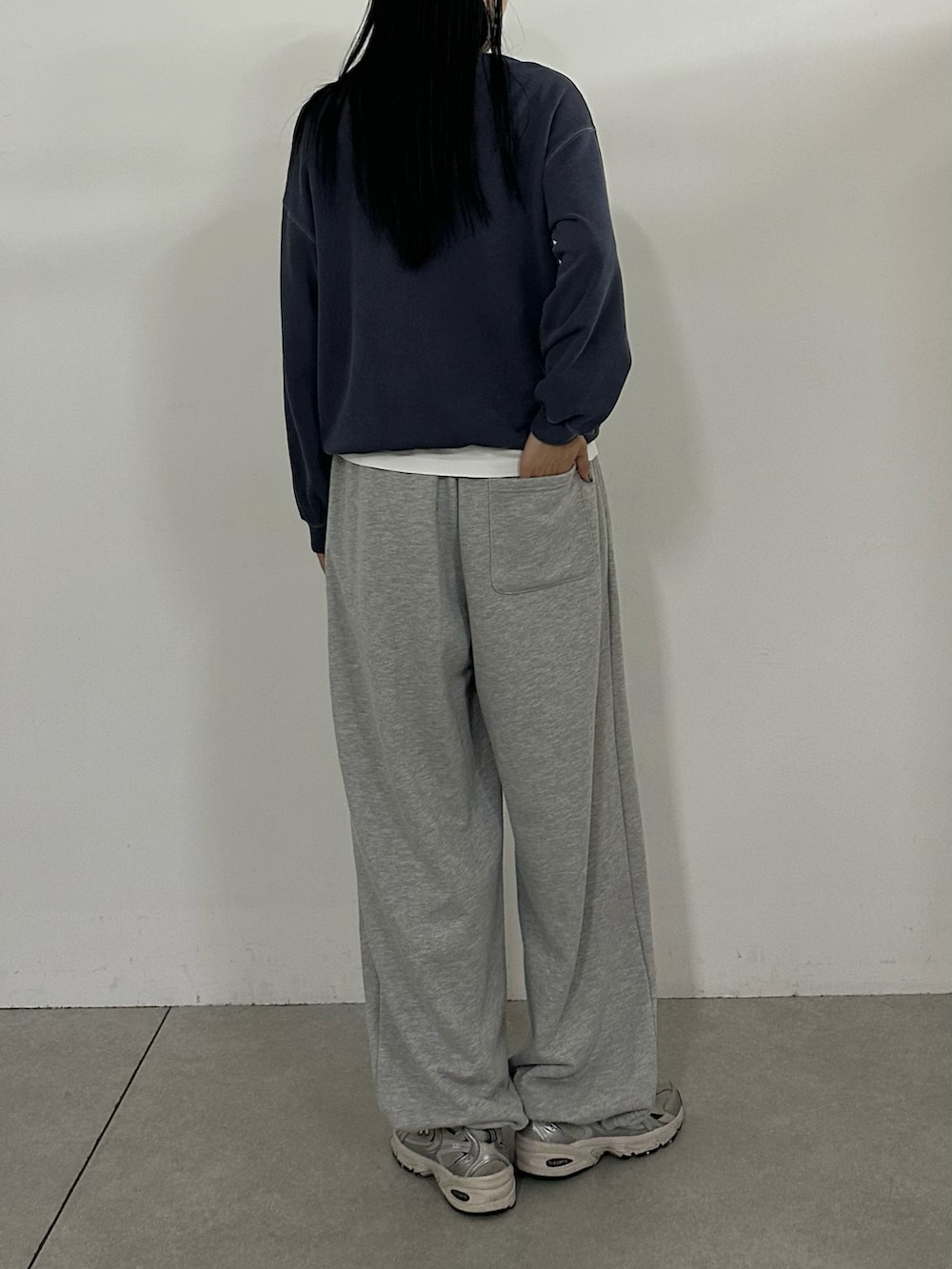 ブルー系のスウェット、グレー系のスウェットパンツを着用したレディースの秋コーディネートの3枚目の写真