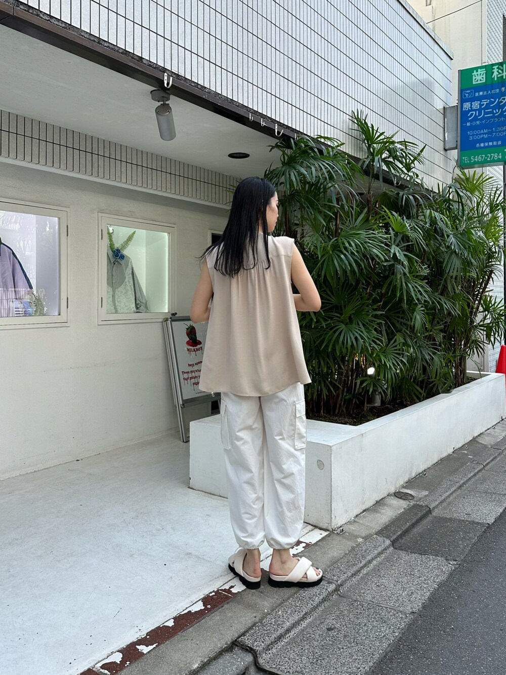 ホワイト系のタンクトップ、ホワイト系のサンダル、ホワイト系のカーゴパンツを着用したレディースの春コーディネートの2枚目の写真