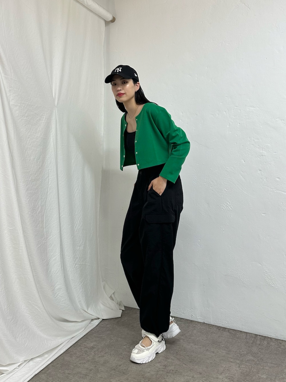 「ストリート系、韓国ストリート、短丈、グリーン×ブラック、カーゴパンツコーデ、メッシュスニーカー、キャップ女子、キャップコーデ」｜「COLONY 2139の【2WAY】ライトダンボールドットボタンクロップトカーディガン（カーディガン/ボレロ、グリーン系）」を使った、MISAKIさん（レディース・174cm）の春コーディネートの2枚目の写真